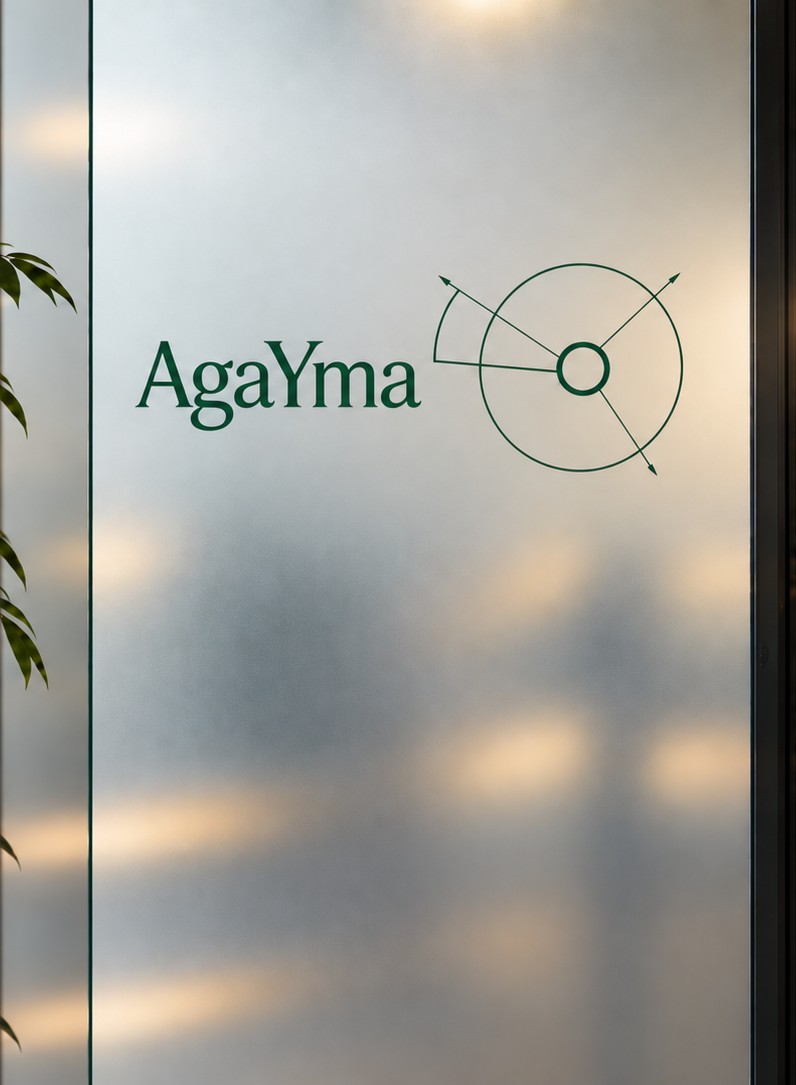 Puerta de cristal esmerilado con el logotipo de Agayma grabado.